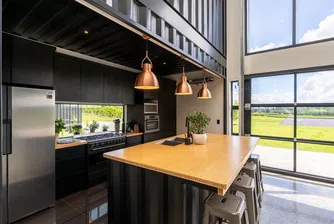 Невероятна къща, изградена от 12 транспортни контейнера (снимки)