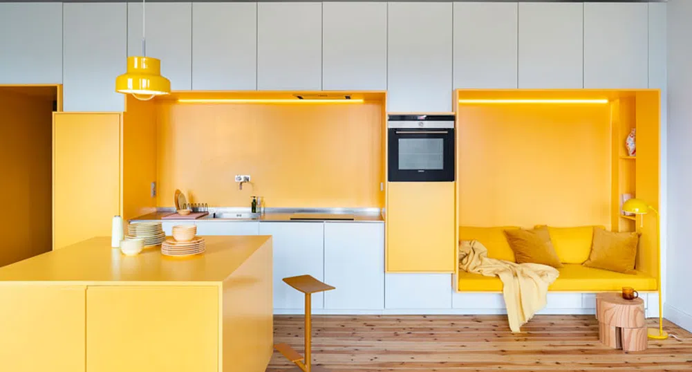 Жълто в хола, кухнята и банята. Защо пък не?