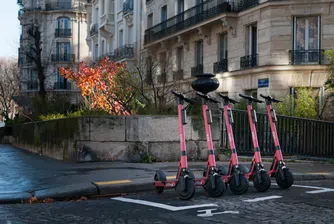 Парижани гласуват дали е-тротинетките под наем да бъдат забранени
