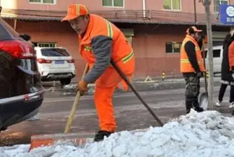 Той е глухоням и с един крак, но не пропуска и ден на работа