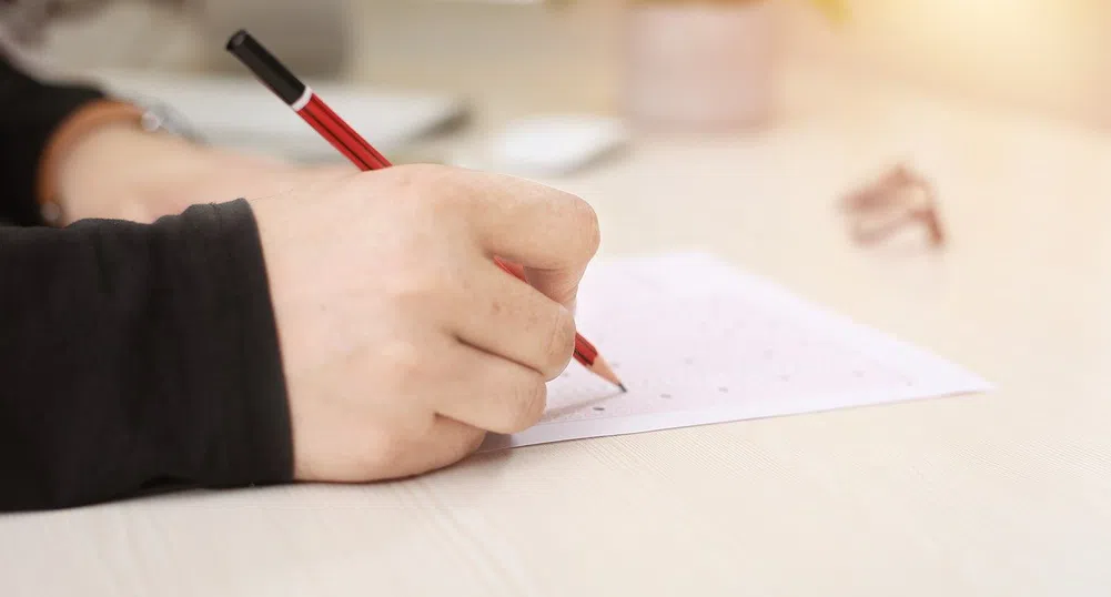 Шри Ланка отменя изпитите на милиони ученици, бори се с недостиг на хартия