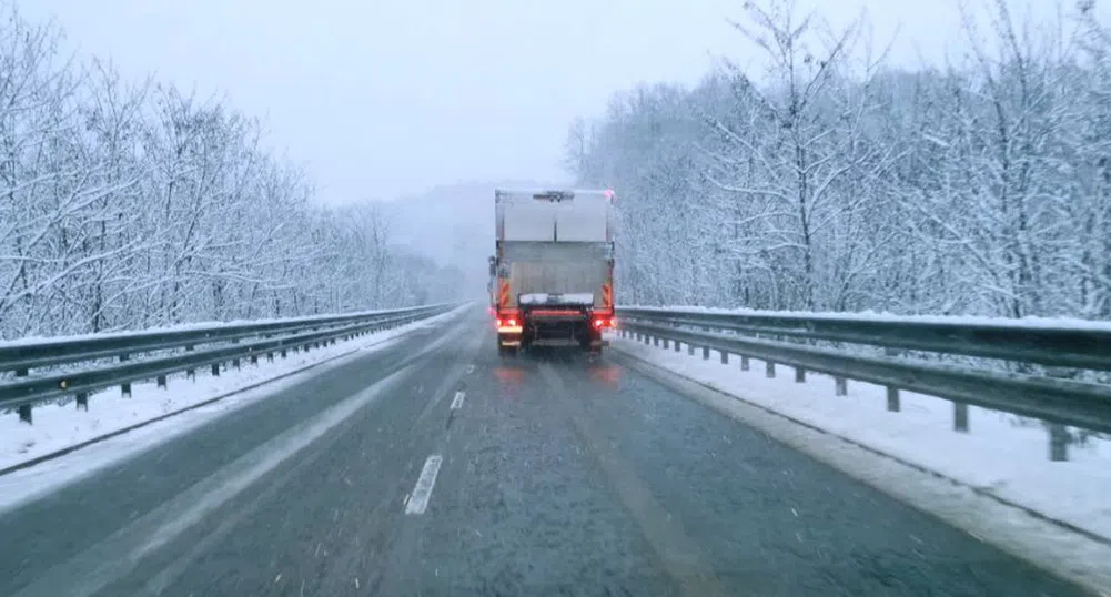 Ограничения на движението в Смолянско, там продължава да вали сняг