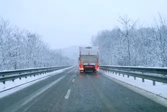 Ограничения на движението в Смолянско, там продължава да вали сняг