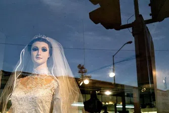 В този булченски магазин мумия рекламира роклите