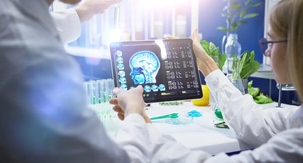 Лекар е най-високоплатената професия в САЩ, според ново проучване