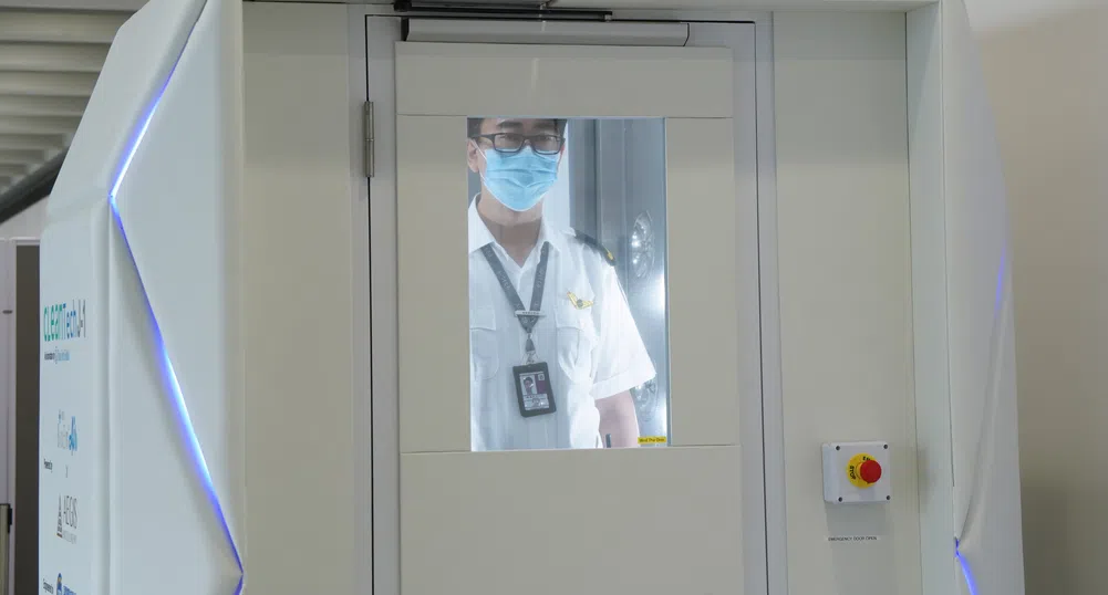 Летище тества машина, която ще дезинфекцира хора от глава до пети