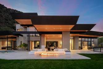 Забравете за камината в хола, тази е на двора, под открито небе