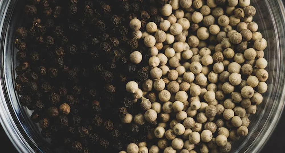 Каква е разликата между белия и черния пипер?