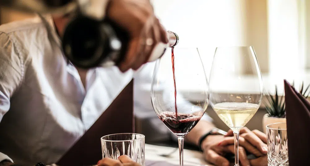 Шеф интервюира бъдещите си служители по време на обяд. Защо?