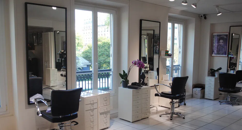 Фризьорски салон в Индия ще плати $271 000 заради лоша подстрижка на модел