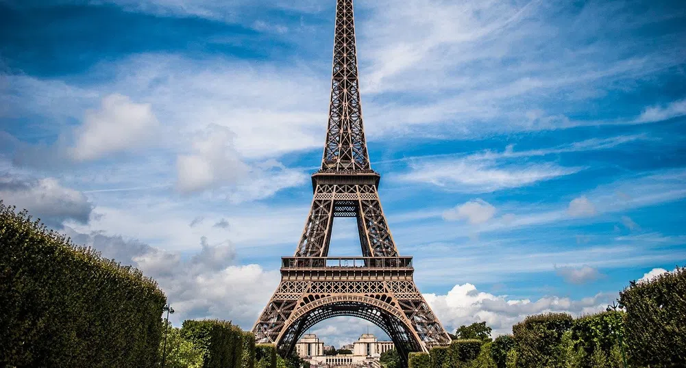 Айфеловата кула порасна с шест метра