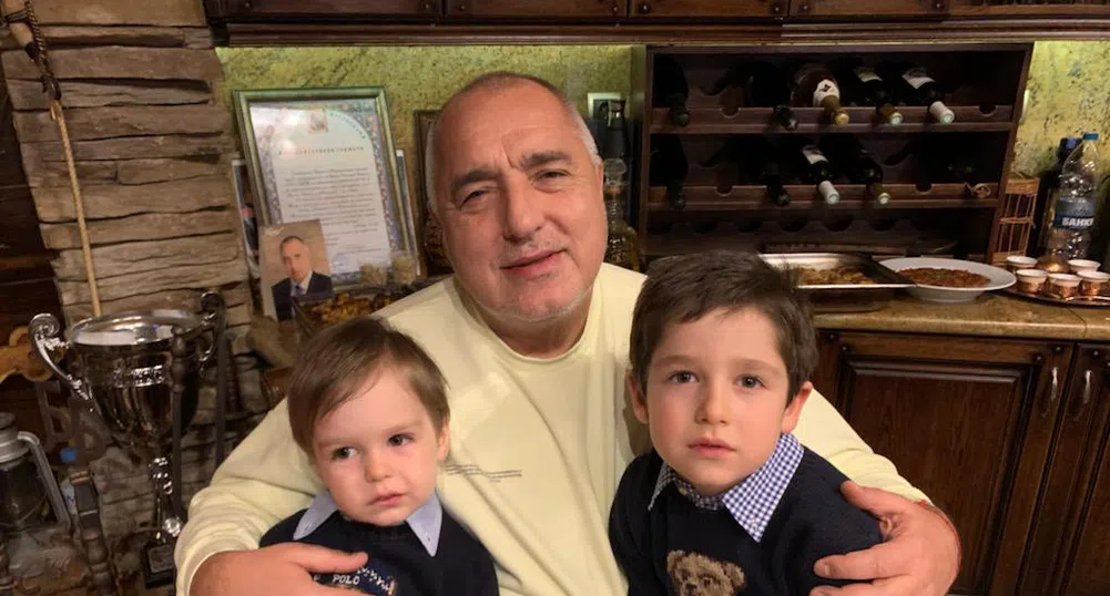 Бойко Борисов в компанията на внуците си на Бъдни вечер (снимки)