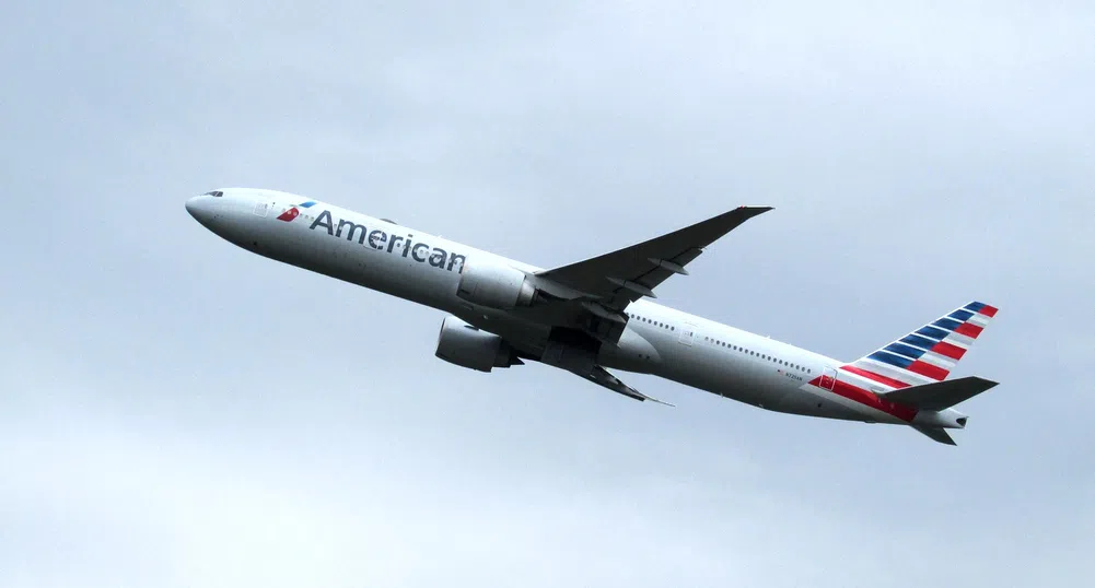 American Airlines възобновява продажбите на храна и алкохол в самолетите