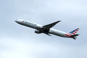 American Airlines възобновява продажбите на храна и алкохол в самолетите