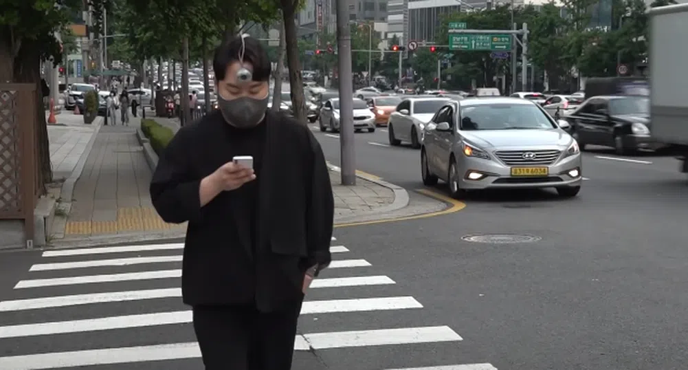 Трето око помага на хората, които постоянно си гледат в телефона (ВИДЕО)