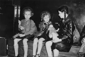 Три еврейски момичета: 80-годишната мистерия на една снимка е разкрита