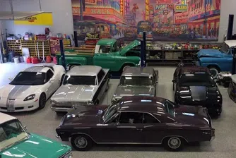 Колекция от редки автомобили изгоря за минути