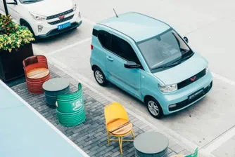 Миниатюрен електромобил с две врати изпреварва по продажби Tesla Model 3