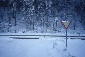 Затварят за обработка пътни участъци и области срещу поледици