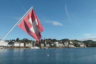 Защо заможни клиенти теглят парите си от швейцарските банки?