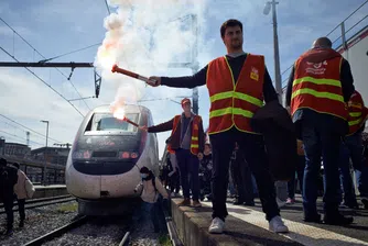 Гневът срещу Макрон нараства, френските синдикати свикаха нови протести