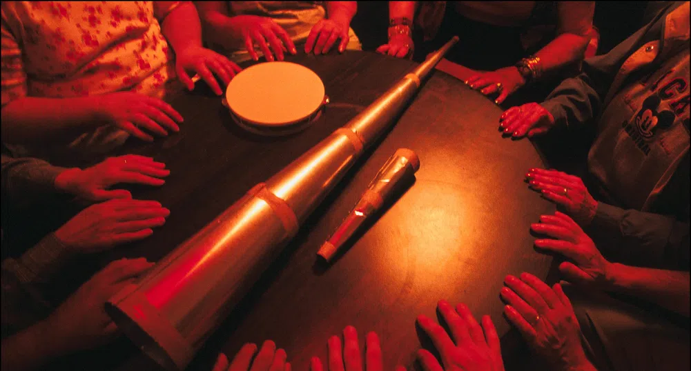 Говорещият с мъртвите град търси още медиуми, за да задоволи търсенето