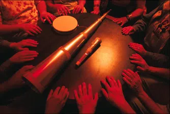 Говорещият с мъртвите град търси още медиуми, за да задоволи търсенето