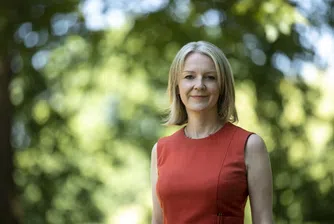 Лиз Тръс подаде оставка