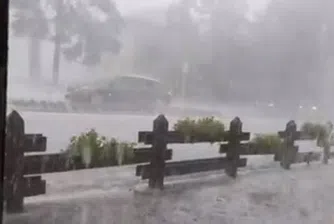 Порои и мощна градушка удариха Северна Румъния (видео)