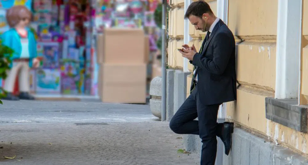 Ново проучване: „Белите якички“ работят по-бързо и по-качествено с ChatGPT