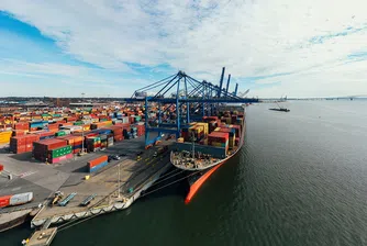 Цените на товарните контейнери рязко падат, но малцина поръчват