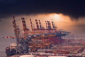 Пристанището Бремерхафен се задъхва от коли