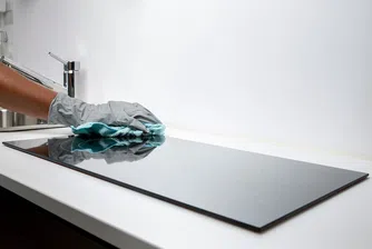 Почистваща фирма предлага голи чистачи на клиентите си (снимки)