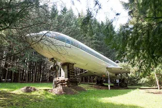 Пенсионер превърна легендарен самолет в свой дом