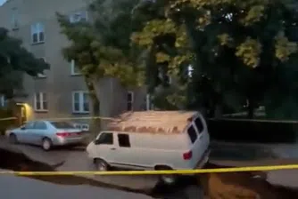 Зейнала дупка на пътя в Ню Йорк погълна микробус (видео)