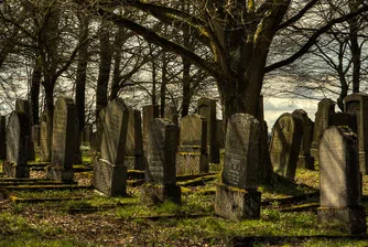 Погребалният агент си признал за 50 незаконни погребения?