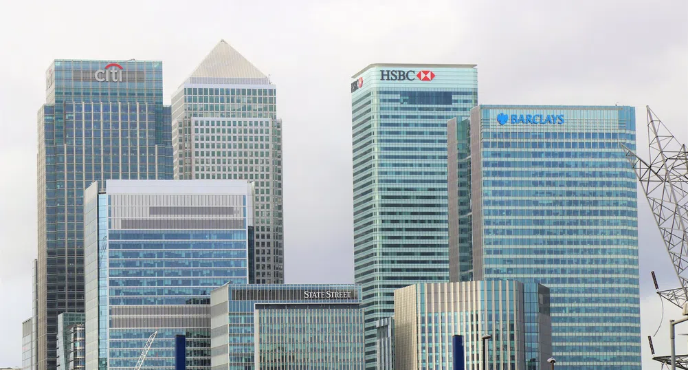 Грийнпийс блокира входовете на 100 клона на голяма банка