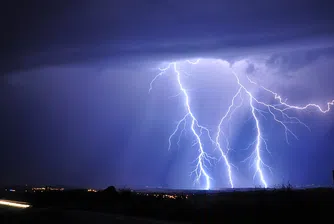 Мълнии убиха повече от 100 души в Индия