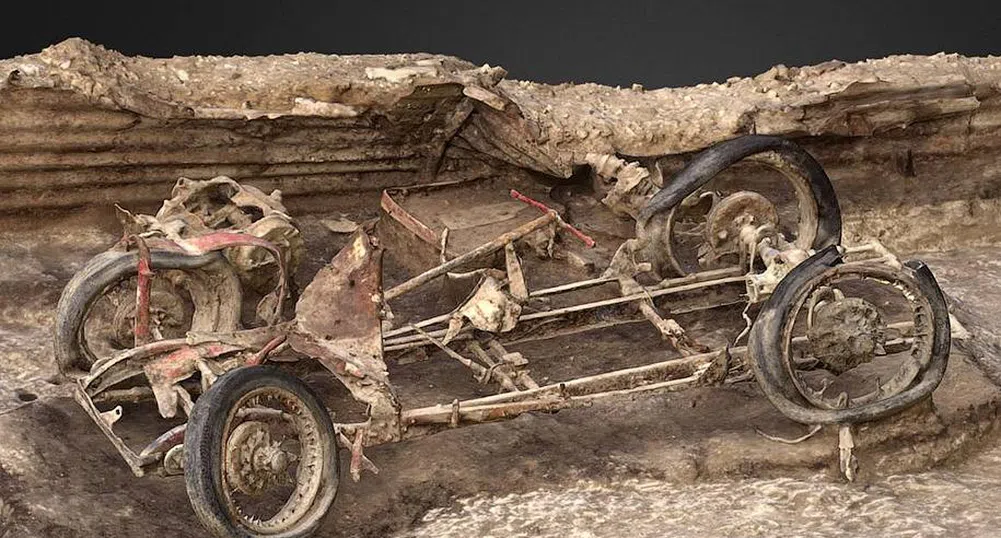 Рядък автомобил се появи близо до Стоунхендж