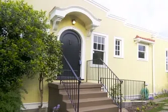 Тя получи от бившия си съпруг миниатюрно парче земя