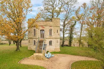 Очарователен малък замък продават на Острова