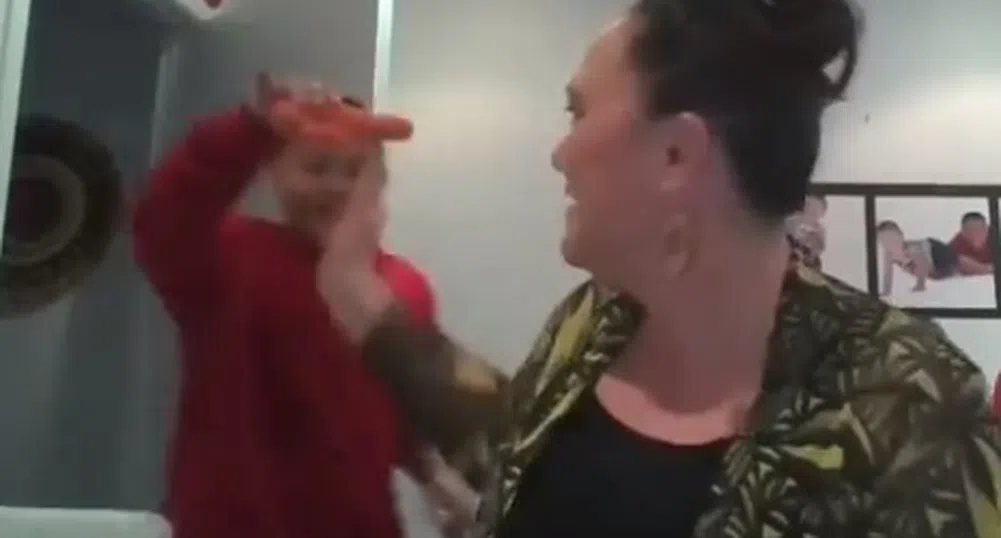 Син на министър спря интервюто й, за да покаже морков с неприлична форма