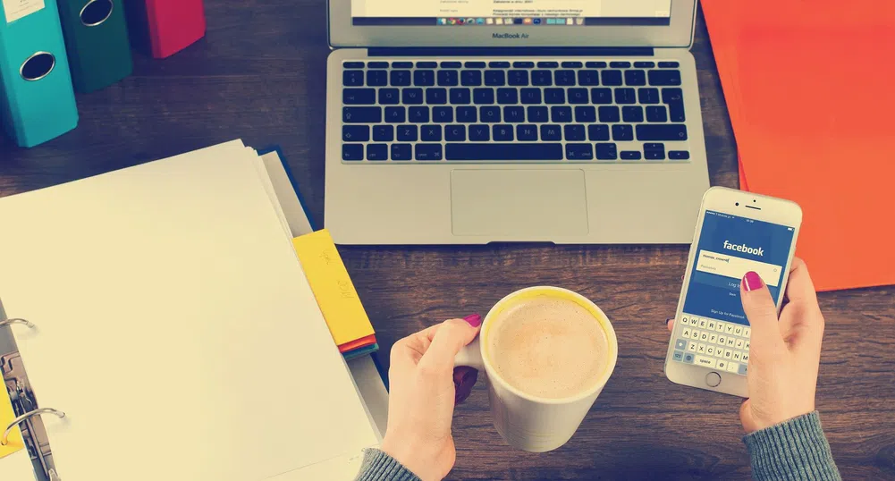 Как попадаме в капана на социалните медии, докато сме на работа?