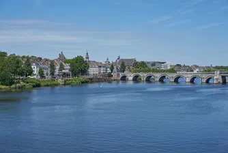 Евакуираха 10 хиляди души в Нидерландия заради преливане на река