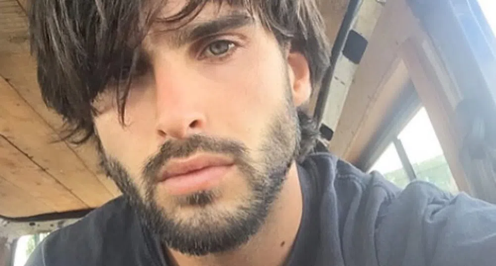 Той е на 26 г., бивш военен е и живее на пътя