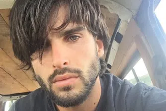 Той е на 26 г., бивш военен е и живее на пътя