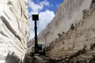 Части от Турция остават затрупани от 8-метров сняг в края на май