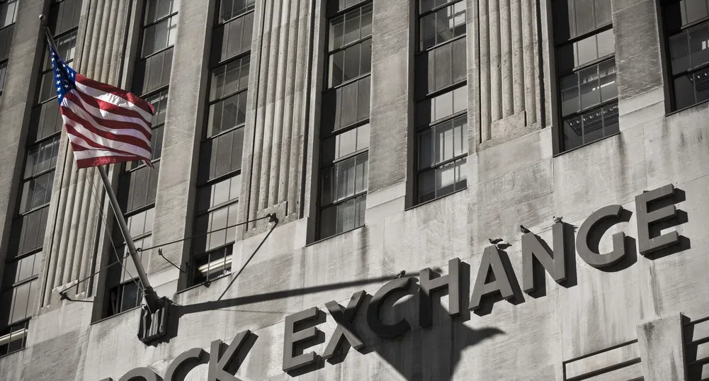 Седмичният спад на акциите в технологичния сектор тласна Уолстрийт надолу