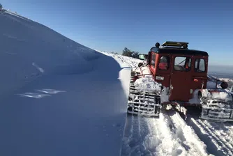 Разчистват Троянския проход. На места преспите са 4 м (снимки)