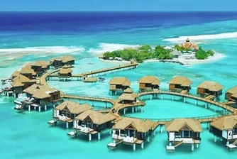 Водни бунгала в Ямайка предлагат стъклени подове и огромни хамаци